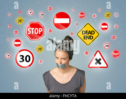 Jeune femme avec bouche collés et les feux de circulation Banque D'Images