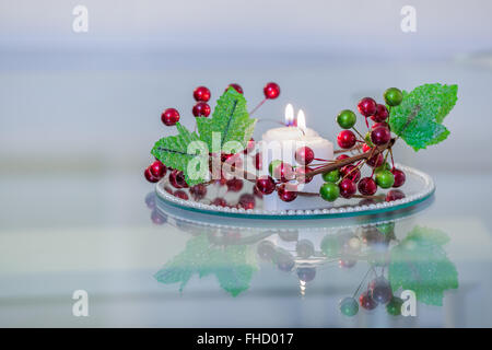 L'intérieur de la réception avec des bougies et des fleurs sur une plaque miroir Banque D'Images