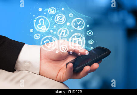 Hand holding smartphone avec choix de l'application mobile Banque D'Images