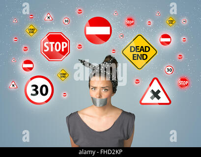 Jeune femme avec bouche collés et les feux de circulation Banque D'Images