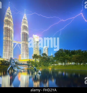 Kuala Lumpur Paysage de nuit dans le parc, la Malaisie. Banque D'Images