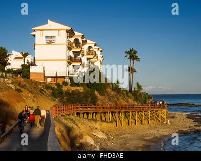 Senda Litoral, voie d'allée en bois, chemin de Mijas. La province de Malaga Costa del Sol. Andalousie le sud de l'Espagne Banque D'Images