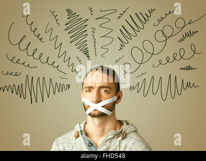 Jeune homme avec la bouche et lignes bouclés collés Banque D'Images