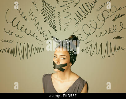 Jeune femme avec la bouche et lignes bouclés collés Banque D'Images