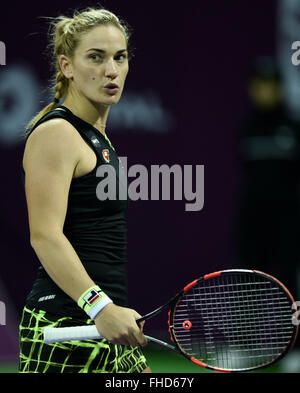 Doha, Qatar. Feb 24, 2016. Timea Babos de Hongrie réagit au cours de la troisième série des célibataires match contre Garbine Muguruza d'Espagne à l'Open du Qatar 2016 WTA à Doha, Qatar, le 24 février 2016. Garbine Muguruza a gagné 2-0. Credit : Nikku/Xinhua/Alamy Live News Banque D'Images