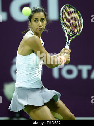 Doha, Qatar. Feb 24, 2016. Cagla Buyukakcay de la Turquie au cours de la concurrence des célibataires troisième ronde match contre Roberta Vinci de l'Italie à la WTA Open du Qatar 2016 à Doha, Qatar, le 24 février 2016. Roberta Vinci a remporté 2-0. Credit : Nikku/Xinhua/Alamy Live News Banque D'Images