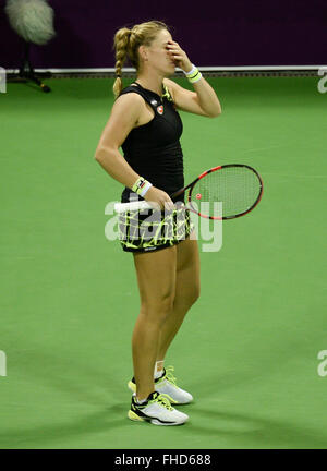 Doha, Qatar. Feb 24, 2016. Timea Babos de Hongrie réagit au cours de la troisième série des célibataires match contre Garbine Muguruza d'Espagne à l'Open du Qatar 2016 WTA à Doha, Qatar, le 24 février 2016. Garbine Muguruza a gagné 2-0. Credit : Nikku/Xinhua/Alamy Live News Banque D'Images