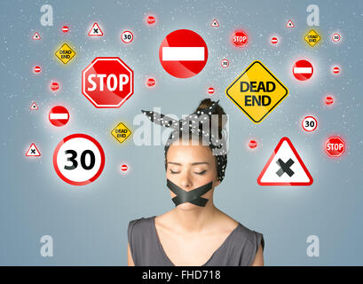 Jeune femme avec bouche collés et les feux de circulation Banque D'Images