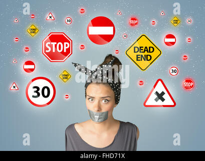 Jeune femme avec bouche collés et les feux de circulation Banque D'Images
