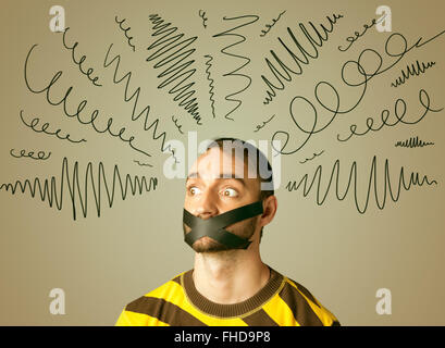 Jeune homme avec la bouche et lignes bouclés collés Banque D'Images
