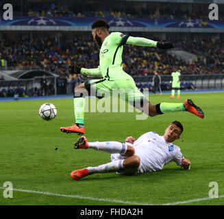 Kiev, Ukraine. 24 Février, 2016. Yevhen Khacheridi de Dynamo Kiev (en blanc) se bat pour une balle avec Raheem Sterling de Manchester City FC au cours de l'UEFA Champions League Round 16 match de football FC Dynamo Kyiv vs Manchester City à NSC Olimpiyskyi stadium à Kiev, le 24 février 2016. Man.City a gagné 3-1. Crédit : Oleksandr Prykhodko/Alamy Live News Banque D'Images