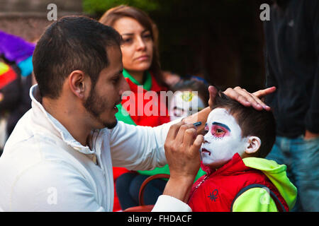 Les visages sont peints comme les gens comme des crânes de transformer eux-mêmes en CATRINAS PENDANT LE JOUR DES MORTS - San Miguel de Allende, MEX Banque D'Images