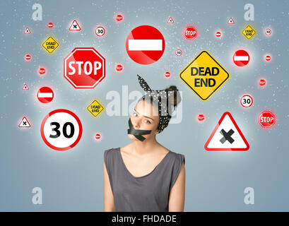 Jeune femme avec bouche collés et les feux de circulation Banque D'Images