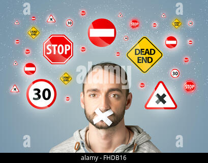 Jeune homme avec la bouche ou collés et les feux de circulation Banque D'Images