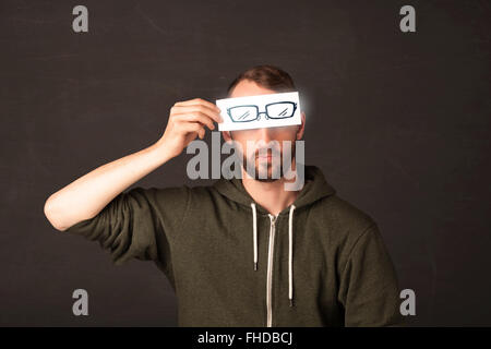 Heureux guy à papier avec les lunettes à la main Banque D'Images