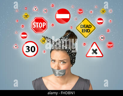 Jeune femme avec bouche collés et les feux de circulation Banque D'Images