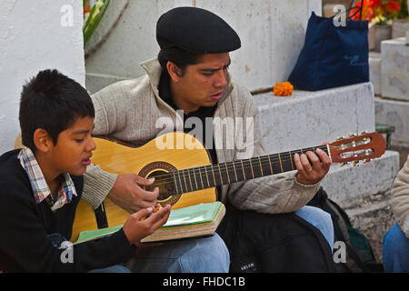 Les musiciens jouent les chansons préférées de leurs proches en les accueillant à la terre pendant le jour DES MORTS - SAN MIGUEL DE UN Banque D'Images