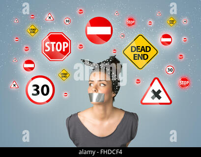 Jeune femme avec bouche collés et les feux de circulation Banque D'Images