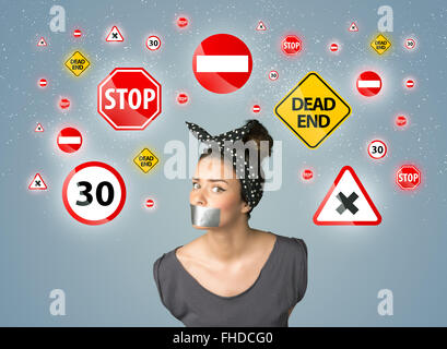 Jeune femme avec bouche collés et les feux de circulation Banque D'Images