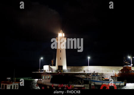 Donaghadee, UK. 25 Février, 2016. Le phare de Donaghadee où Blue Peter's Lindsey Russell commencera son défi Zorb pour traverser la mer d'Irlande : Crédit Bonzo/Alamy Live News Banque D'Images