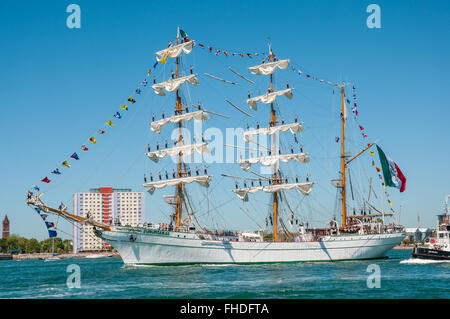 ARM Cuauhtemoc de quitter le port de Portsmouth et passant de Gosport Waterfront. Banque D'Images