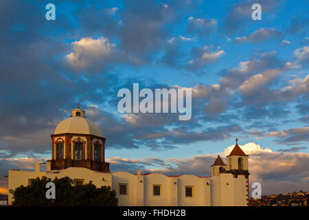 Un magnifique coucher de soleil sur l'EGLISE DE SAN ANTONIO à San Miguel de Allende - MEXIQUE Banque D'Images