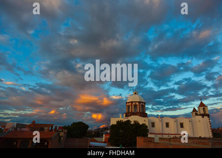 Un magnifique coucher de soleil sur l'EGLISE DE SAN ANTONIO à San Miguel de Allende - MEXIQUE Banque D'Images