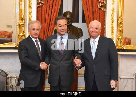 Washington, DC, USA. Feb 24, 2016. Le Ministre chinois des affaires étrangères Wang Yi (C) se réunit avec Bob Corker (L), président du Comité des relations étrangères du Sénat américain, et membre important Ben Cardin à Washington, DC, États-Unis, 24 février 2016. Credit : Yin Bogu/Xinhua/Alamy Live News Banque D'Images