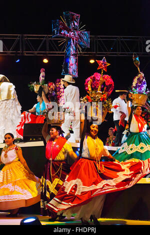 Les spectacles de danse folklorique à la place de la danse au cours de la Guelaguetza Festival en juillet - Oaxaca, Mexique Banque D'Images