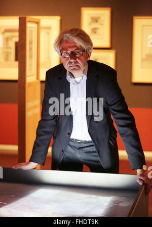 Cologne, Allemagne. Feb 23, 2016. Curator Thomas Ketelsen pose à côté de graphiques dans l'exposition 'Palmyra - Was bleibt ?' (Palmyra - que reste-t-il ?) à l'Wallraf Richartz Museum de Cologne, Allemagne, 23 février 2016. L'exposition, qui se déroulera du 26 février au 08 mai 2016, mettra en vedette graphiques par Louis-Francois Cassas de lors de sa visite à Palmyre. Photo : OLIVER BERG/dpa/Alamy Live News Banque D'Images