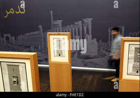 Cologne, Allemagne. Feb 23, 2016. Les images de tombes de la tour en face d'une photo de Palmyre au Wallraf-Richartz-Museum de Cologne, Allemagne, 23 février 2016. L'exposition montre des images par Louis-Francois Cassas à partir de sa visite à Palmyre et s'exécute à partir de 26.02. à 08.05.2016. PHOTO : OLIVER BERG/DPA/Alamy Live News Banque D'Images