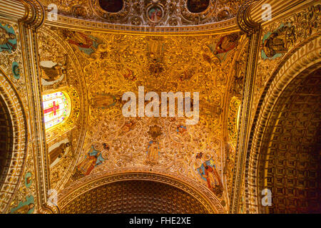 Le plafond richement peint et sculpté de l'église Santa Domingo un grand exemple de l'architecture baroque - Oaxaca, Mexique Banque D'Images