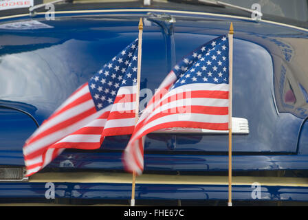 Des drapeaux américains sur 1952, Chevrolet St Paul Rodeo Parade, St Paul, Oregon Banque D'Images