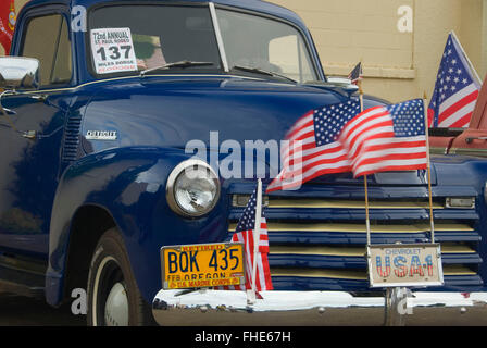 Des drapeaux américains sur 1952, Chevrolet St Paul Rodeo Parade, St Paul, Oregon Banque D'Images