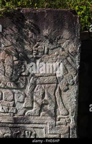 Stèles de zapotèque image en face de l'IMMEUBLE DES DANSEURS (Edificio de los Danzantes) dans le Grand Plaza à Monte Alban Banque D'Images