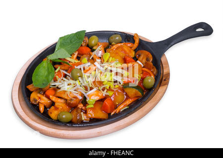 Ragoût de poulet avec les champignons et les légumes dans la poêle de fer, isolée avec clipping path Banque D'Images