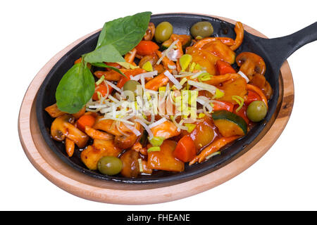 Poulet frit aux légumes et champignons, isolé avec clipping path Banque D'Images