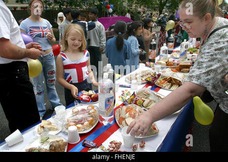Bénéficiant d''un buffet spécial fêtards lors d'une fête de rue du Jubilé Jubilé en rue dans le domaine de Stepney Green est de Londres, où des centaines de personnes s'est avéré pour célébrer les 50 ans de règne de la reine Elizabeth II. Célébrations ont eu lieu dans tout le Royaume-Uni avec l'élément central d'un défilé et feu d'artifice au palais de Buckingham, la reine résidence Londres. La reine Elizabeth monta sur le trône britannique en 1952 à la mort de son père, le Roi George VI. Banque D'Images