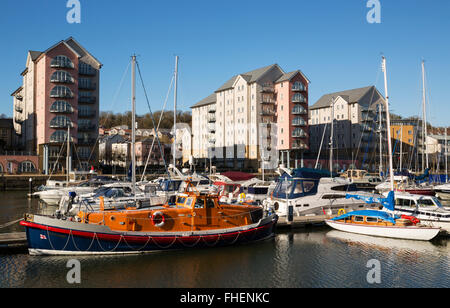 Portishead Marina sur une journée ensoleillée Banque D'Images