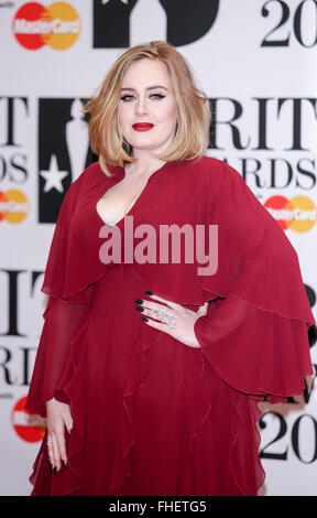 Londres, Royaume-Uni. Feb 24, 2016. Adele arrive à la Brit Awards à l'O2 Arena de Londres, Angleterre, le 24 février 2016. Dpa : Crédit photo alliance/Alamy Live News Banque D'Images