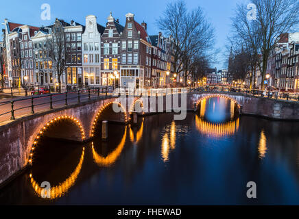 Une vue sur les ponts de l'Leidsegracht et Keizersgracht intersection à Amsterdam au crépuscule. Les vélos et les bâtiments peuvent être Banque D'Images