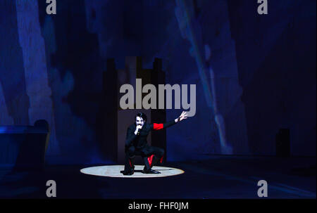 Weimar, Allemagne. Feb 24, 2016. Fridolin Sandmeyer comme Euphorion répète une scène de 'Faust, deuxième partie" par Johann Wolfgang von Goethe sur la scène du Théâtre National Allemand de Weimar, Allemagne, 24 février 2016. Après 8 ans de pause, le théâtre de Weimar est une fois de plus la réalisation d'une production de 'Faust de Goethe II." le directeur du théâtre Hasko Weber dirige la pièce, laquelle premieres on 27 février 2016. Photo : MARTIN SCHUTT/dpa/Alamy Live News Banque D'Images