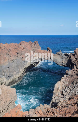 C te Rocheuse avec une arche naturelle de Punta Asparano pr s de