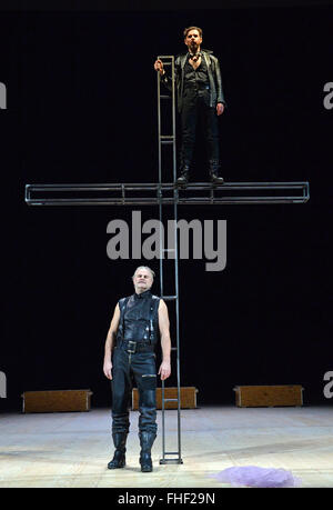 Weimar, Allemagne. Feb 24, 2016. Lutz Salzmann comme Faust(CI-DESSUS) et Sebastian comme Kowski Mephisto répéter une scène de 'Faust, deuxième partie" par Johann Wolfgang von Goethe sur la scène du Théâtre National Allemand de Weimar, Allemagne, 24 février 2016. Après 8 ans de pause, le théâtre de Weimar est une fois de plus la réalisation d'une production de 'Faust de Goethe II." le directeur du théâtre Hasko Weber dirige la pièce, laquelle premieres on 27 février 2016. Photo : MARTIN SCHUTT/dpa/Alamy Live News Banque D'Images