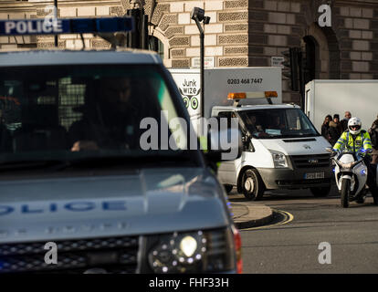 Metropolitan Police Range Rover l'escorte de convoi ministériel du gouvernement du 10 Downing Street au Parlement Banque D'Images