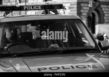 Metropolitan Police Range Rover l'escorte de convoi ministériel du gouvernement du 10 Downing Street au Parlement Banque D'Images