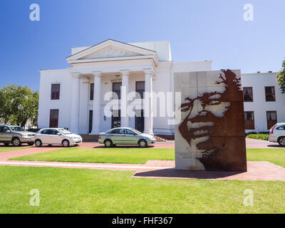 Statue recouvert de bronze de Nelson Mandela en face de l'Hôtel de Ville de Stellenbosch. Banque D'Images