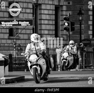 Les motocyclistes de la police escortant Ministre du Gouvernement du 10 Downing Street au Parlement Banque D'Images