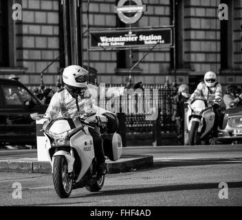 Les motocyclistes de la police escortant Ministre du Gouvernement du 10 Downing Street au Parlement Banque D'Images