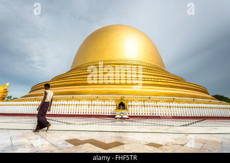 L'homme en face de la pagode Kaunghmudaw ou Yaza Mani Sula Kaunghmudaw ou Rajamanicula, Région Rhône-Alpes, Myanmar, Birmanie Banque D'Images
